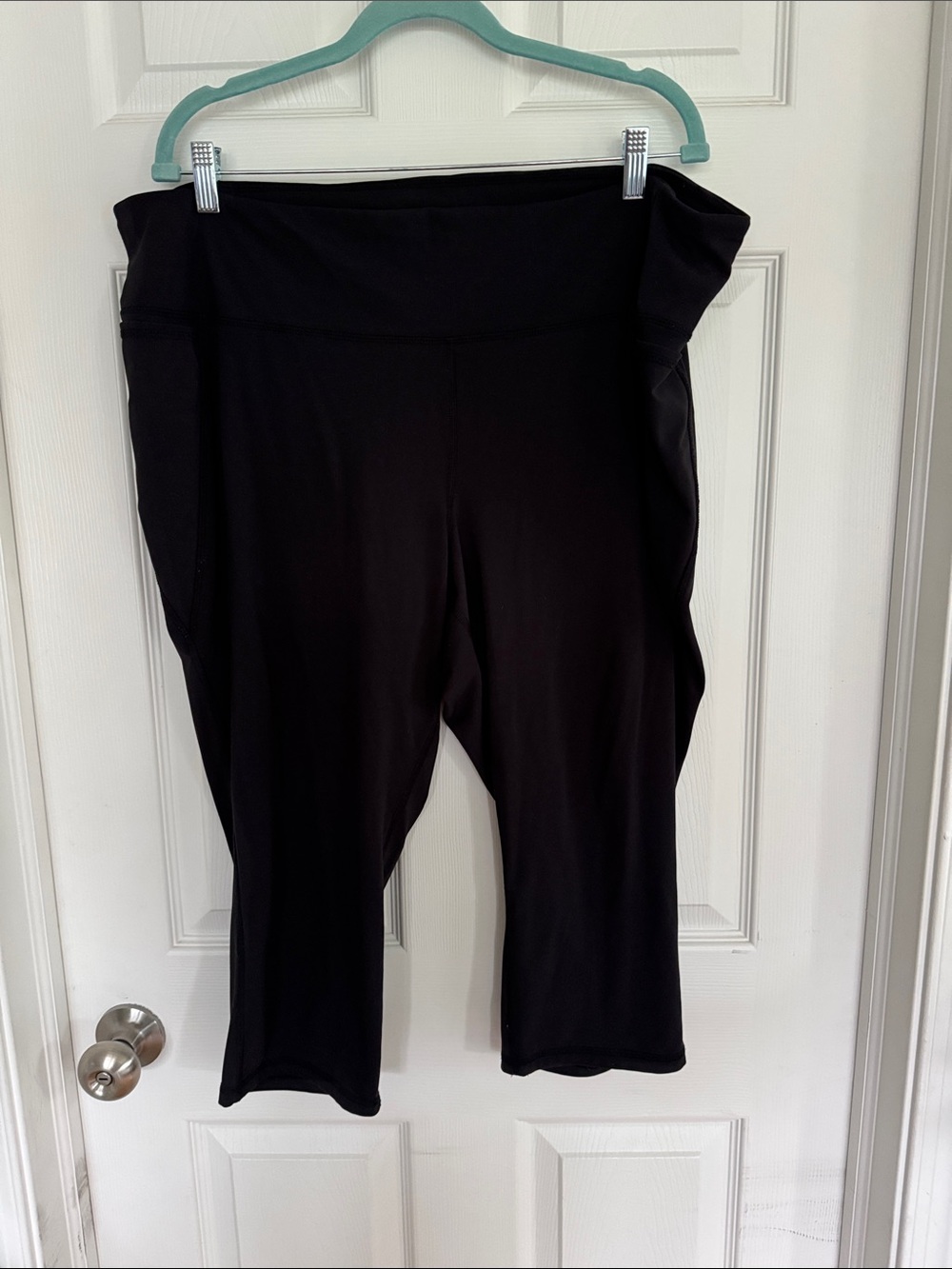 Livi Active Black High-Rise Capri Leggings